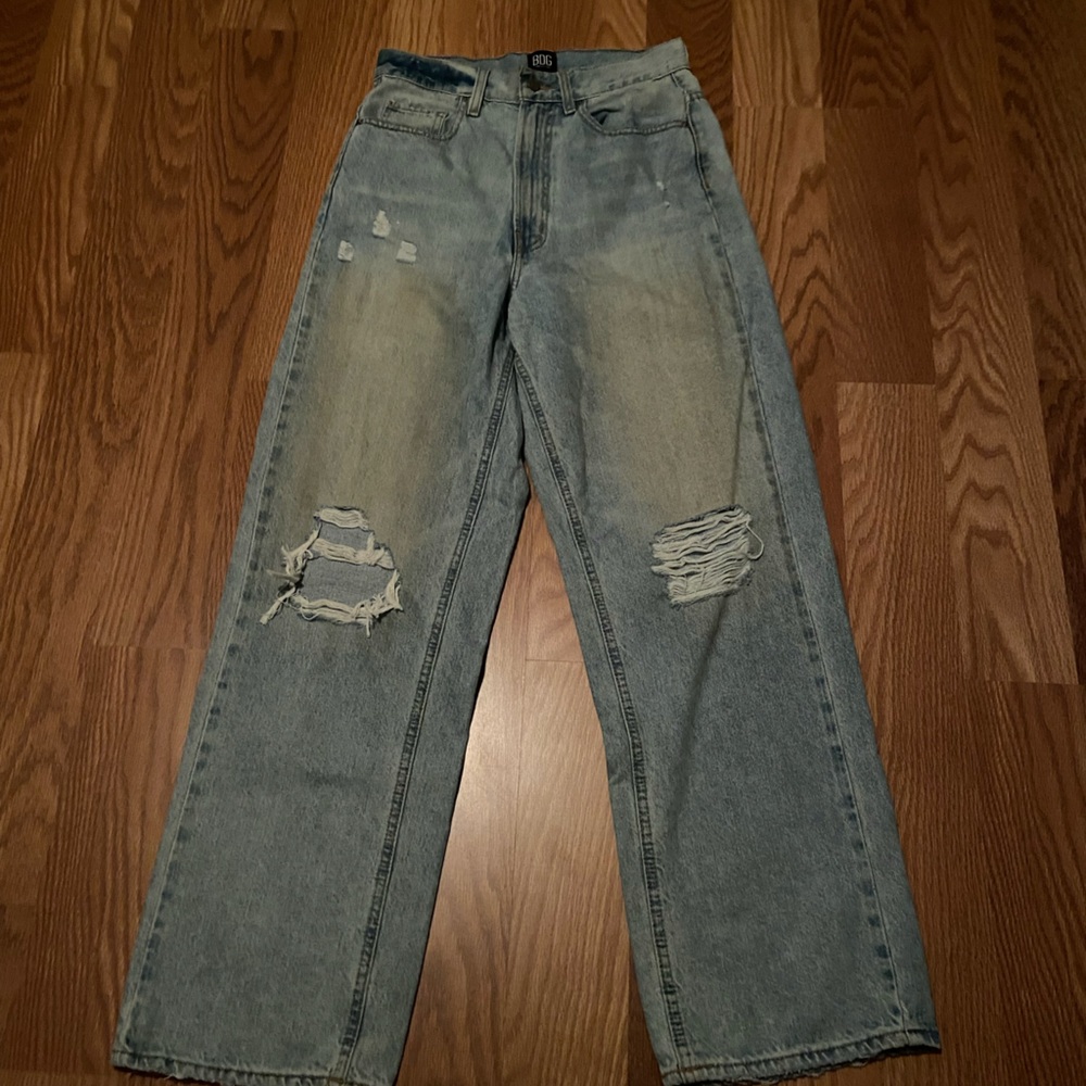 Woman’s dirty look BDG loose baggy size 27 Light Blue Distressed Jeans